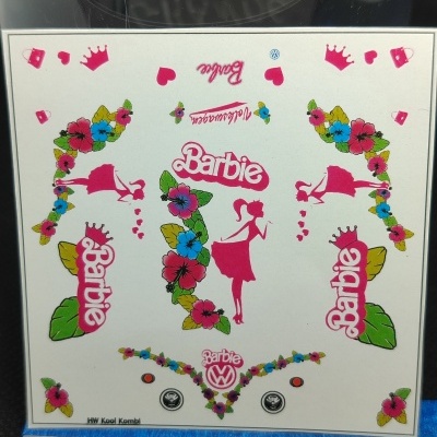 Folha branca com adesivos coloridos da Barbie com flores, silhuetas e texto Barbie