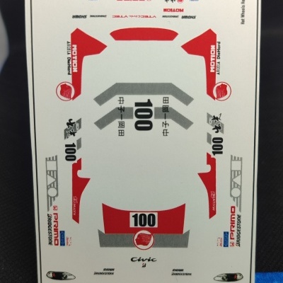Autocolantes para carro com texto e números em vermelho, cinzento e preto sobre fundo branco
