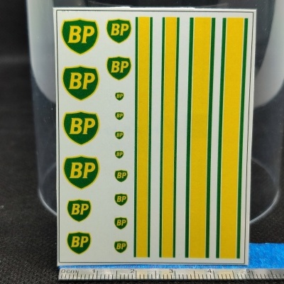 Folha de autocolantes BP verde e amarelo com riscas e logos em vários tamanhos.