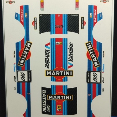 Folha de adesivos para modelo de carro com padrões e logos Martini, Datsun, Valvoline em vermelho, azul e preto