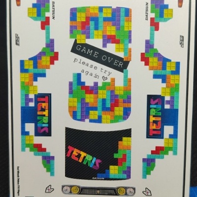 Autocolantes coloridos de Tetris para carros com texto GAME OVER e logótipos Datsun e JOM.