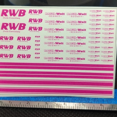 Folha adesiva com autocolantes RWB e RÄSSEL-Welt BEGRIFF em rosa e branco