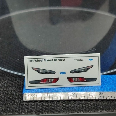 Autocolante Hot Wheel Transit Connect com desenhos de faróis e logotipo Ford
