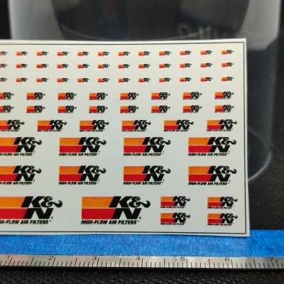 Folha de autocolantes com logos K&N em vários tamanhos e cores laranja, vermelho e preto