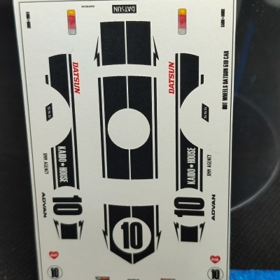 Autocolantes para modelo de carro DATSUN com grafismos em preto e vermelho sobre fundo branco.