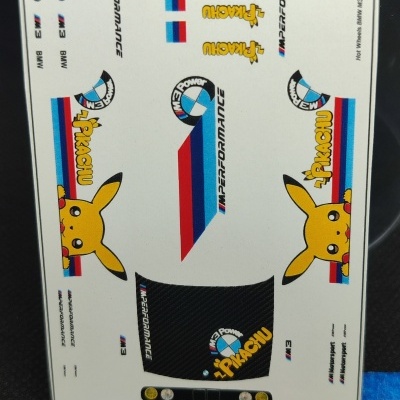 Folha de autocolantes Hot Wheels BMW M3 WAGON com logótipos BMW e Pikachu em fundo branco
