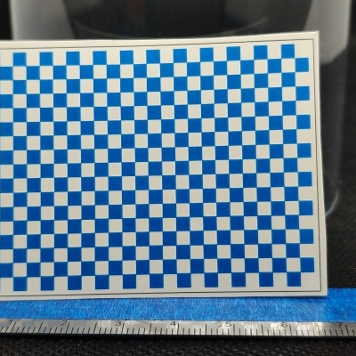 Cartão quadriculado azul e branco com régua em centímetros
