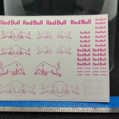 Folha de autocolantes Red Bull em rosa com touros e texto