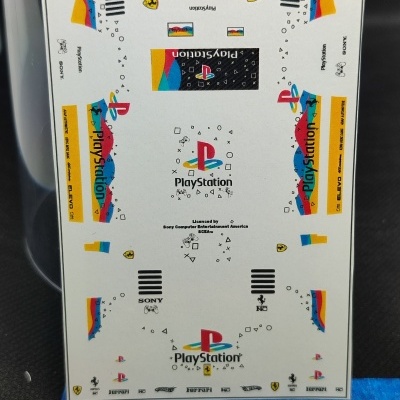 Folha com decalques coloridos PlayStation, Sony, Ferrari e Hot Wheels com régua cm