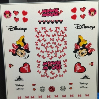 Autocolantes Minnie Mouse Disney com corações vermelhos e logótipo Volkswagen