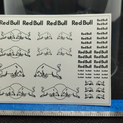 Folhas com autocolantes do logo Red Bull preto e branco com touros e texto Red Bull