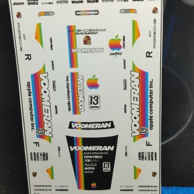 Folha de autocolantes coloridos para modelo de carro com textos e logotipos variados