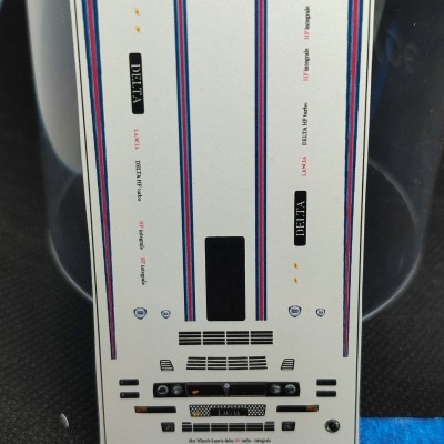 Autocolante com desenhos para Lancia Delta HF turbo integrale sobre fundo branco.
