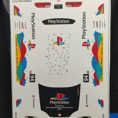 Folha de autocolantes PlayStation com texto, gráficos coloridos e logótipos de Honda Civic e TYPE R.