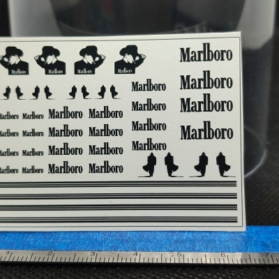 Folha de autocolantes com várias formas e texto Marlboro em preto sobre fundo branco.