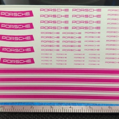 Folha de autocolantes com inscrições em rosa PORSCHE em vários tamanhos