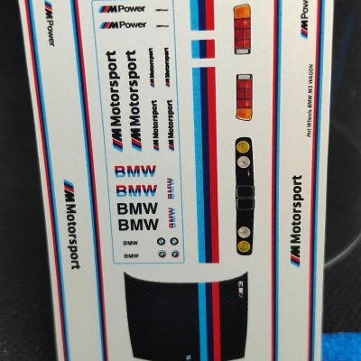 Folha de autocolantes BMW Motorsport com textos e faixas coloridas