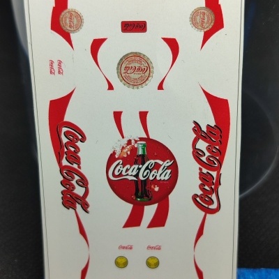 Decalques para modelo Hot Wheels Coca-Cola com régua à base.