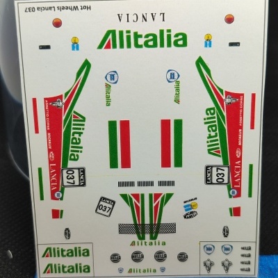 Folha de autocolantes para modelo de carro com logotipos Alitalia e Lancia.