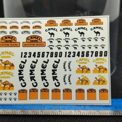 Decalques variados da marca Camel com textos e imagens de camelos sobre fundo branco
