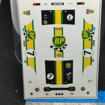 Autocolantes de corrida com número 7 e logotipos como BP e Ford