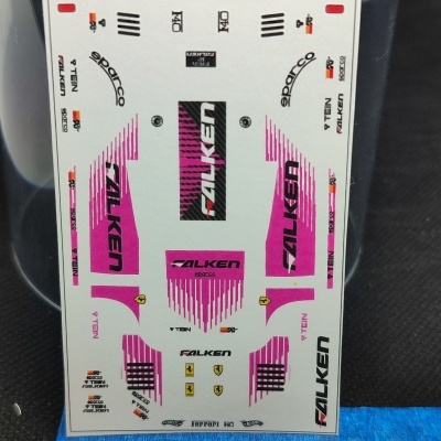 Folha de autocolantes para carros de corrida com várias marcas e desenhos rosa e preto