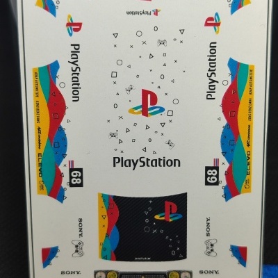 Folha de adesivos PlayStation e Datsun em fundo branco com cores vibrantes e texto