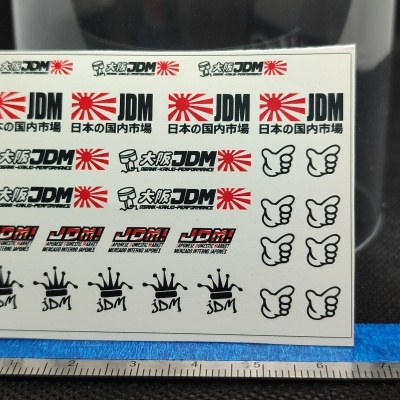 Folha de autocolantes com temas JDM, texto em japonês e inglês, e símbolos de mão a fazer gosto