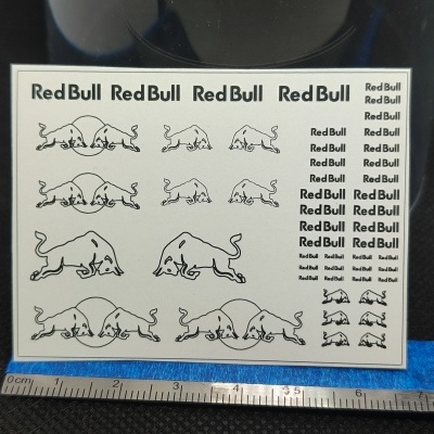 Folha de autocolantes Red Bull em preto e branco com régua metálica em baixo