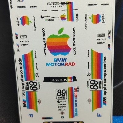 Folha de autocolantes para modelos de carros com logotipos Apple e BMW coloridos