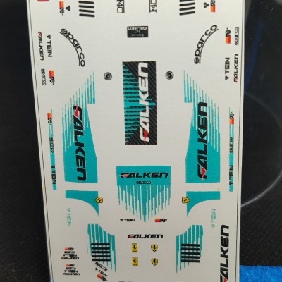Folha de autocolantes para modelo de carro com logótipos e desenhos em azul e preto