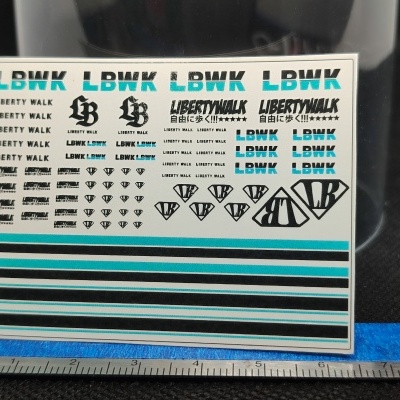 Folha de autocolantes Liberty Walk em preto e azul com vários logos e textos e régua em centímetros
