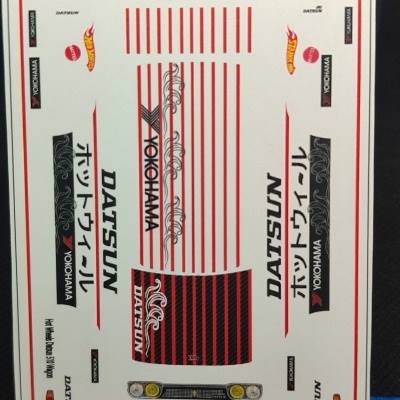 Folha de autocolantes decorativos para carro com textos DATSUN, YOKOHAMA e Hot Wheels