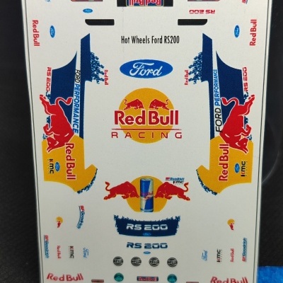 Folha com autocolantes para modelo Hot Wheels Ford RS200 com logotipos da Red Bull e Ford