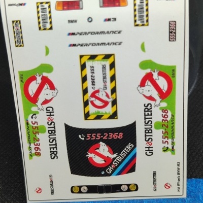 Folha de autocolantes Ghostbusters com texto 555-2368 e marcas BMW M3 e M Performance.