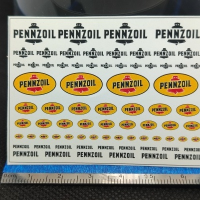 Folha de autocolantes com vários logotipos PENNZOIL em amarelo, vermelho e preto