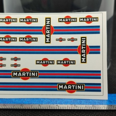 Folha com etiquetas de MARTINI coloridas sobre fundo preto