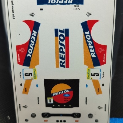Folha de autocolantes para Hot Wheels Ford Escort mk1 com múltiplos logótipos coloridos e régua de medição