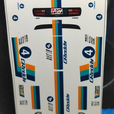 Folha de autocolantes para Hot Wheels Datsun 240Z com listras e logotipos coloridos em fundo branco