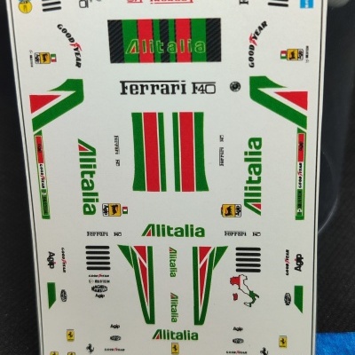 Folha de autocolantes Ferrari F40 Alitalia com várias logos e cores verde, vermelho, preto, branco.