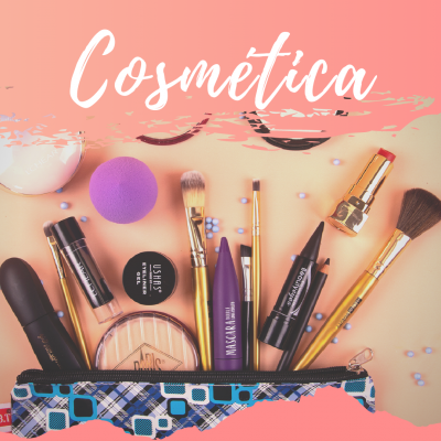 Produtos cosméticos variados sobre superfície bege com necessaire azul e texto 'Cosmética'