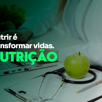 Maçã verde sobre estetoscópio e prancheta com laptop e texto sobre nutrição