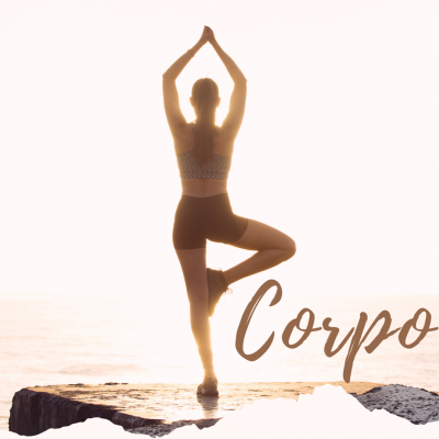 Pessoa a fazer yoga numa praia ao pôr do sol com a palavra Corpo