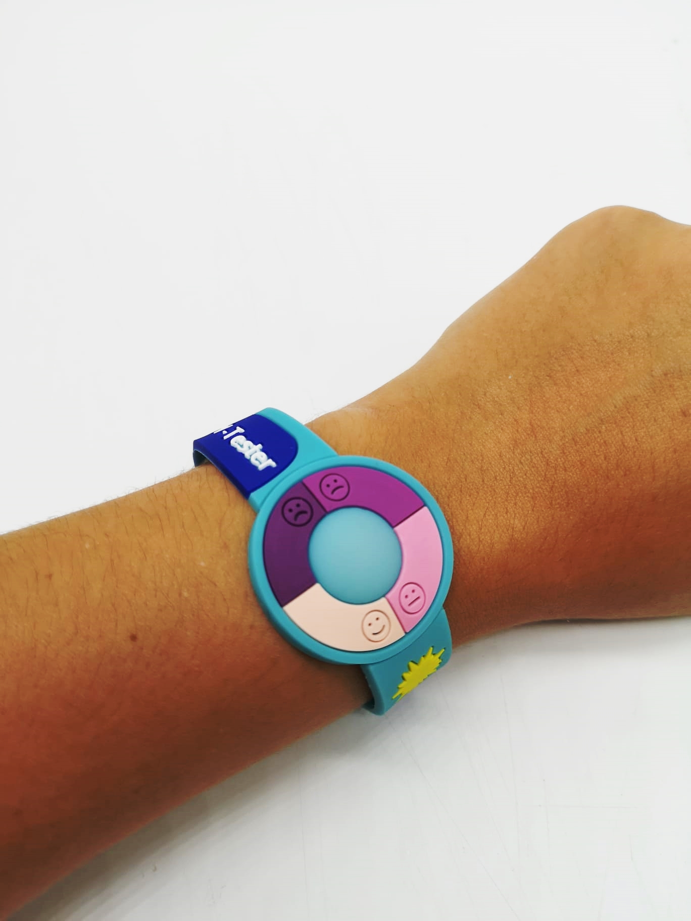 Relógio digital azul com bracelete e visor colorido no pulso