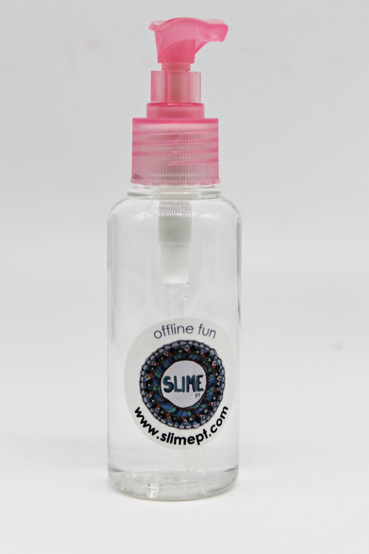 Frasco transparente com tampa bomba rosa e rótulo com texto SLIME