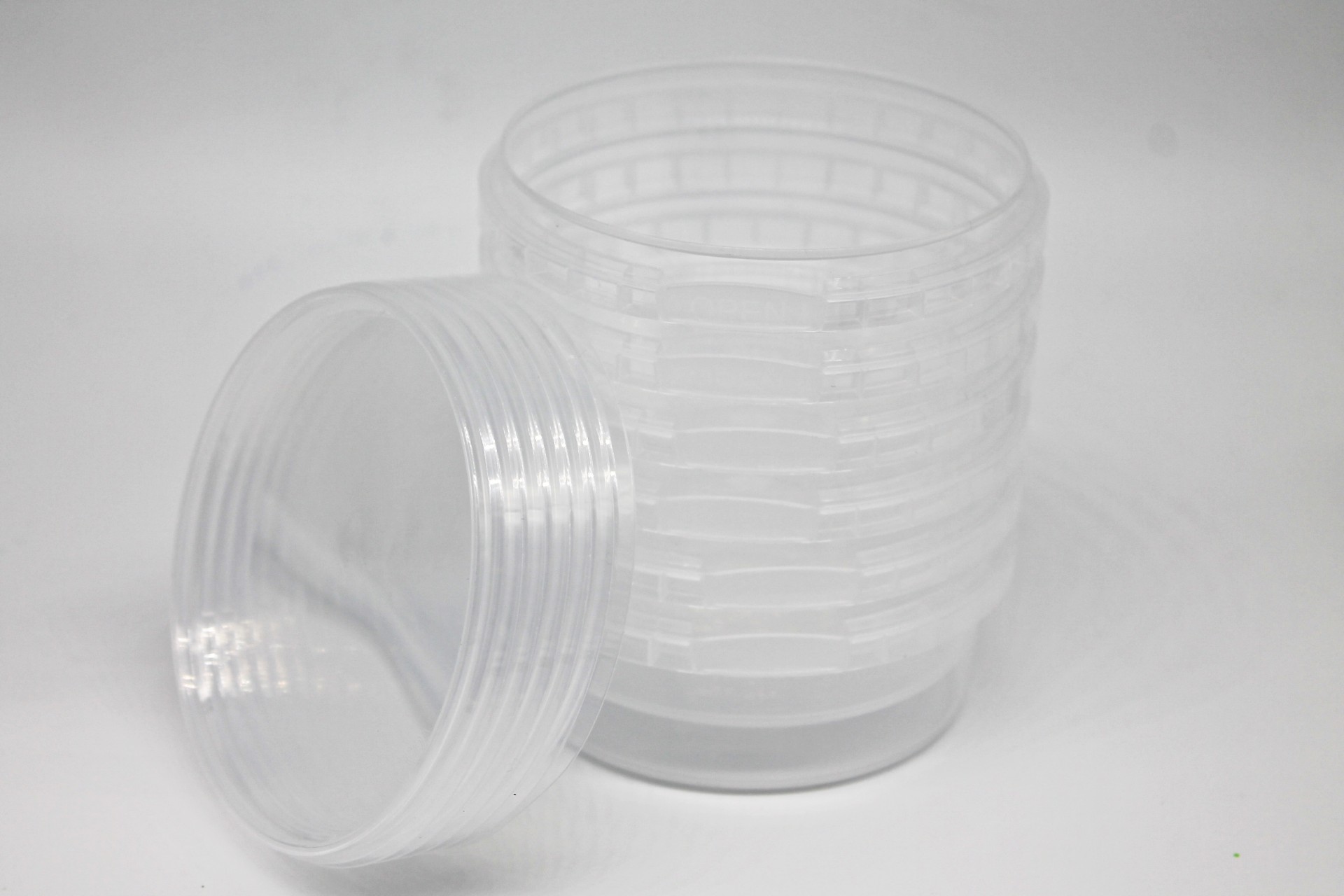 Potes plásticos transparentes empilhados com tampa rosqueável