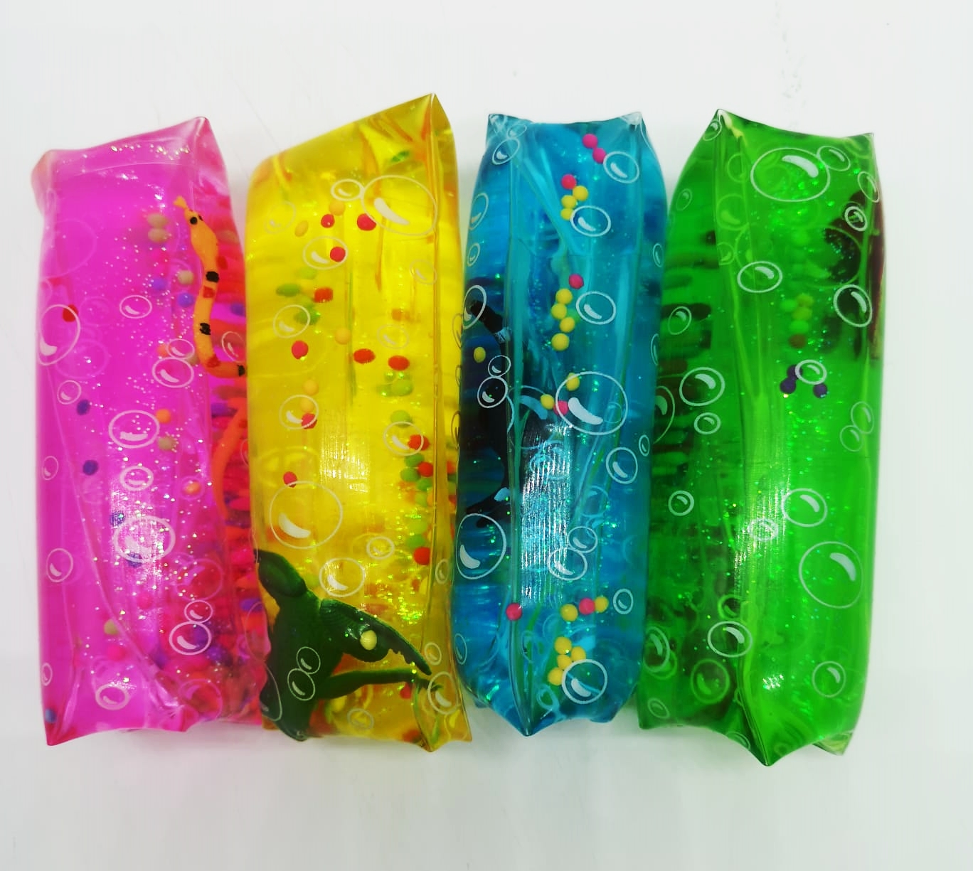 Bolas de gelatina coloridas transparentes com bolinhas coloridas dentro