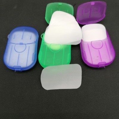 Três caixas plásticas coloridas com pastilhas dentífricas brancas