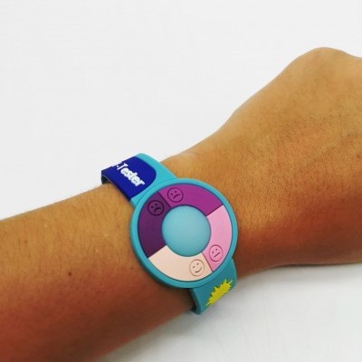 Relógio digital azul com bracelete e visor colorido no pulso