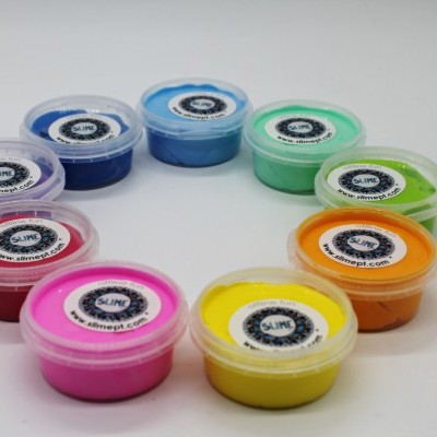 Recipientes plásticos com slime colorido em círculo